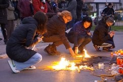 Građani u Novom Sadu odali poštu stradalima, nakon dva sata odblokiran saobraćaj kod Železničke stanice (FOTO) 12