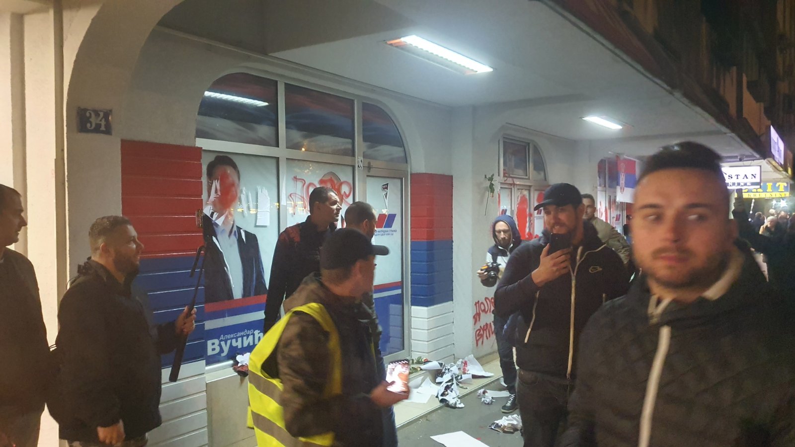 Vučić i Vučević reagovali na incident ispred prostorija SNS u Novom Sadu (FOTO) 2