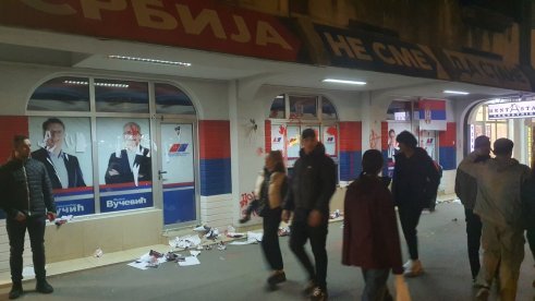 UŽIVO Hiljade građana na protestu u Novom Sadu: „Vučiću ubico“, „ostavke“, razbijena stakla na Gradskoj kući, organizatori najavili da ostaju 48 sati, bačen prvi suzavac (FOTO, VIDEO) 11