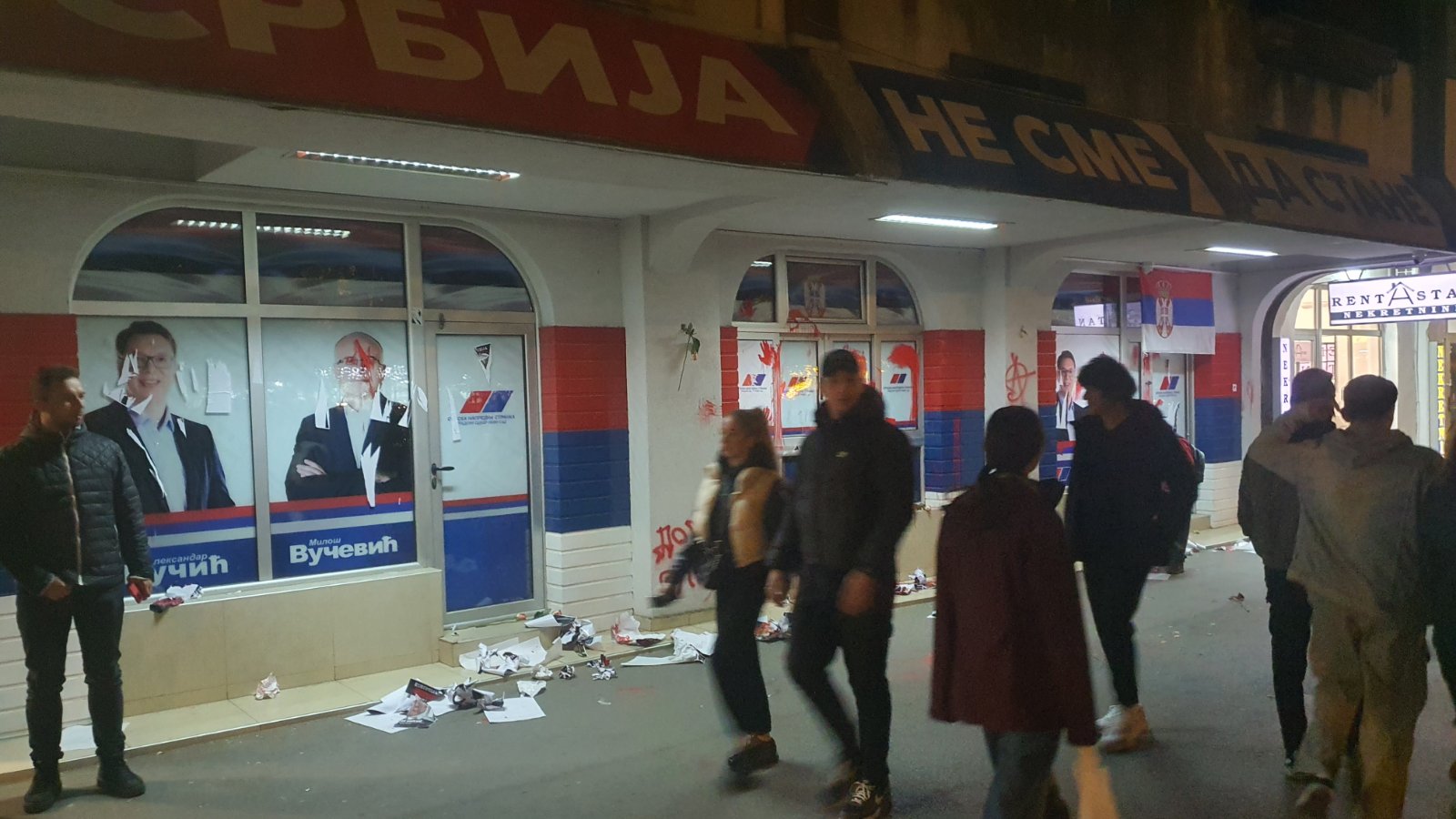 Vučić i Vučević reagovali na incident ispred prostorija SNS u Novom Sadu (FOTO) 4