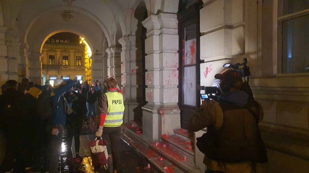 UŽIVO Hiljade građana na protestu u Novom Sadu: „Vučiću ubico“, „ostavke“, razbijena stakla na Gradskoj kući, organizatori najavili da ostaju 48 sati, bačeni suzavci (FOTO, VIDEO) 10