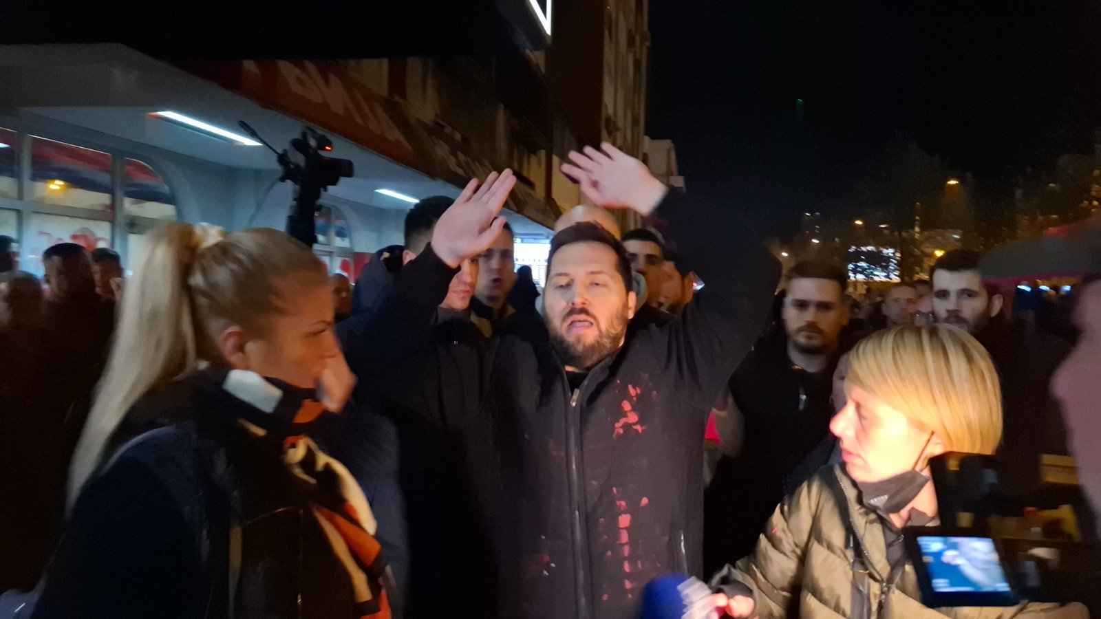 Završen protest u Novom Sadu: Nasilje, razbijanje Gradske skupštine, Vučić u prostorijama SNS, privedeni Ješić i Pogačar (FOTO, VIDEO) 6