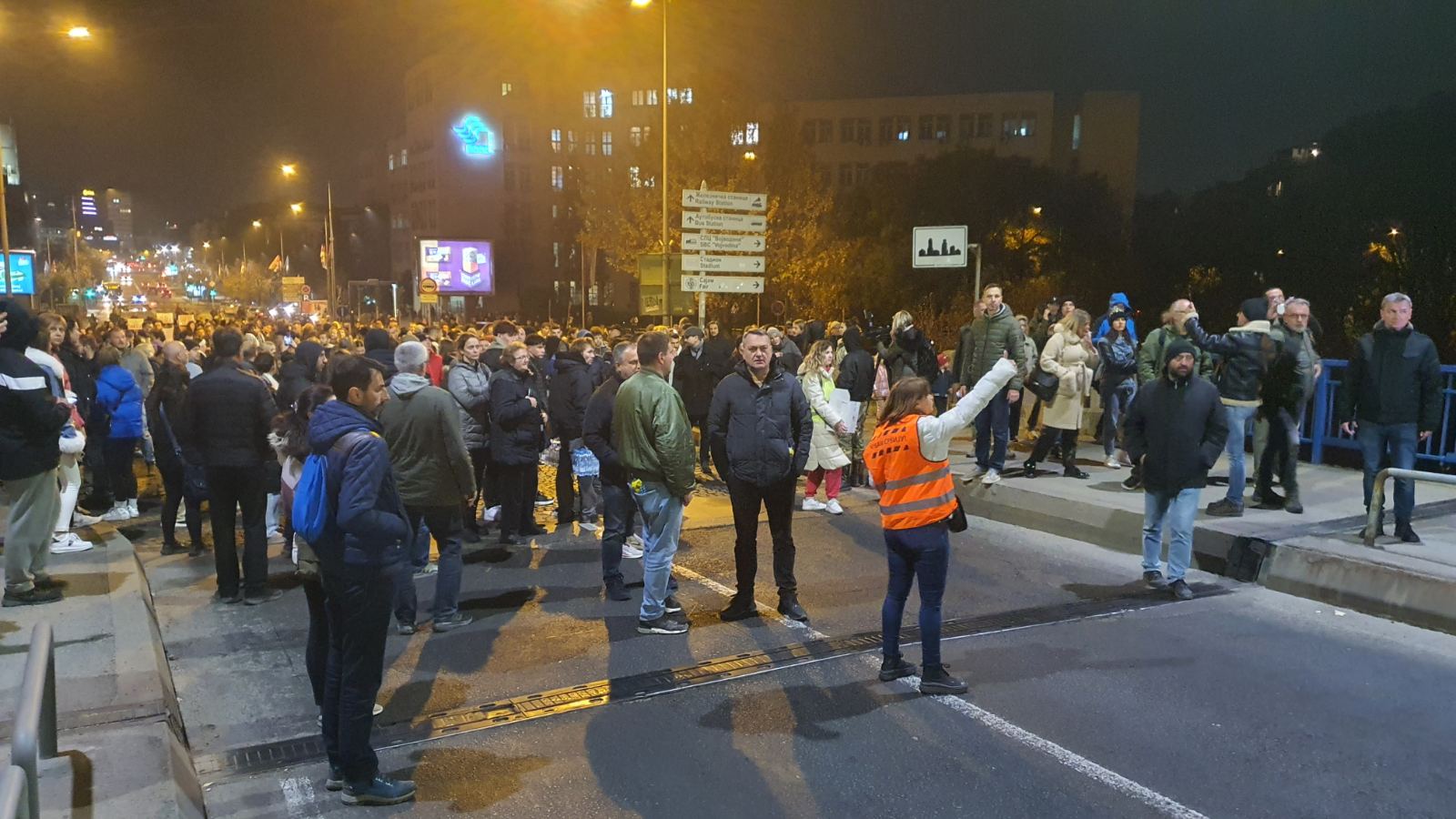 UŽIVO Blokada Varadinskog mosta zbog tragedije u Novom Sadu: Sa razglasa se čuju govori Vučića, Vučevića i Maje Gojković koji hvale obnovljenu stanicu, traže se ostavke (VIDEO, FOTO) 5