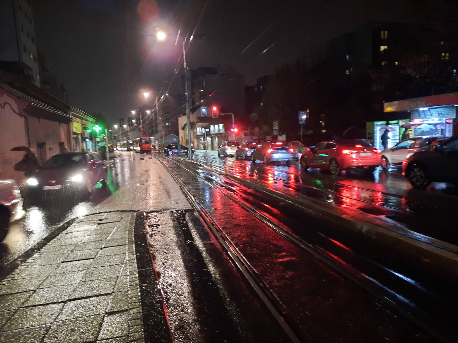 Tramvaji stoje u Vojvode Stepe zbog nestanka struje (VIDEO,FOTO) 2