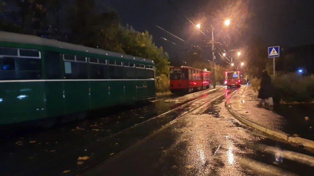 Tramvaji stoje u Vojvode Stepe zbog nestanka struje (FOTO) 11