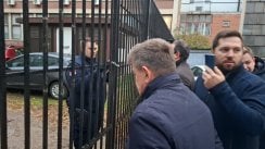 Blokada suda u Novom Sadu, treći dan: Duplo više policije nego juče, guranje ispred ulaza, polomljena vrata (FOTO, VIDEO) 4