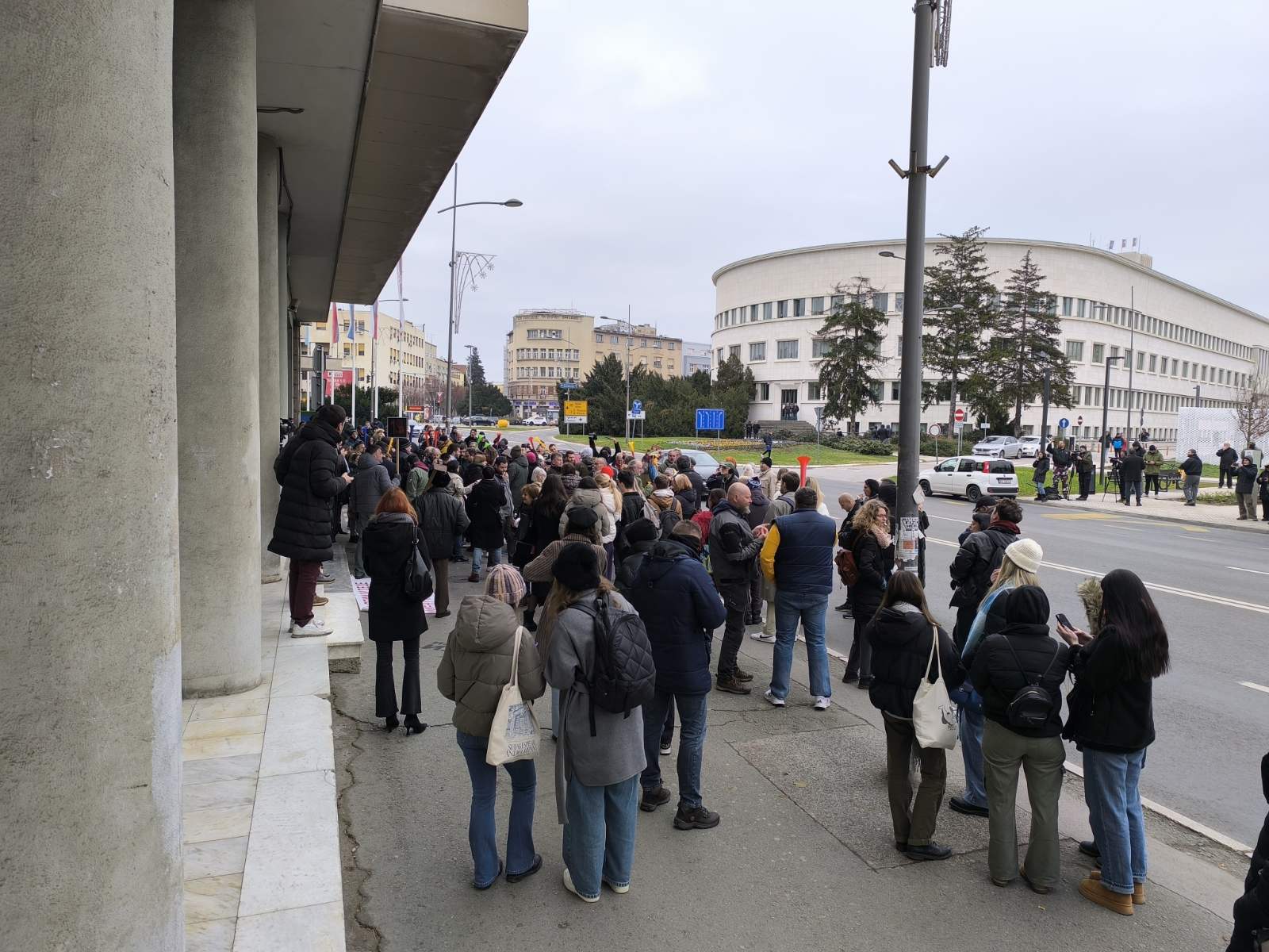 Izglasano poverenje Milanu Đuriću: Građani pokušali da uđu u Skupštinu, bacali vuvuzele na kordon policije (FOTO, VIDEO) 5