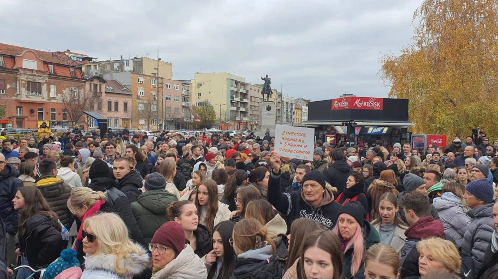 Skup za odbranu dostojanstava gimnazije Jovan Jovanović Zmaj: Đaci okačili slike Zmaja, Bajića, Kostića (FOTO, VIDEO) 11