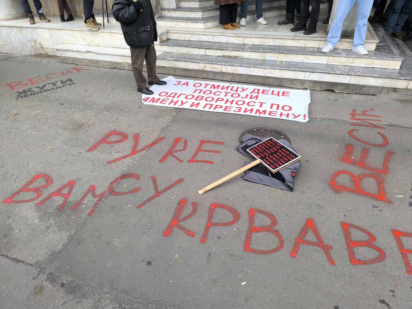 Izglasano poverenje Milanu Đuriću: Građani pokušali da uđu u Skupštinu, bacali vuvuzele na kordon policije (FOTO, VIDEO) 4