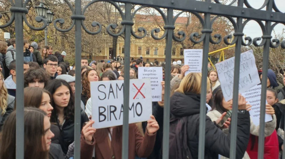 Nastavnici Filozofskog fakulteta osudili pritiske na nastavnicu Zmaj Jovine gimnazije 14