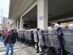 Izglasano poverenje Milanu Đuriću: Građani pokušali da uđu u Skupštinu, bacali vuvuzele na kordon policije (FOTO, VIDEO) 3