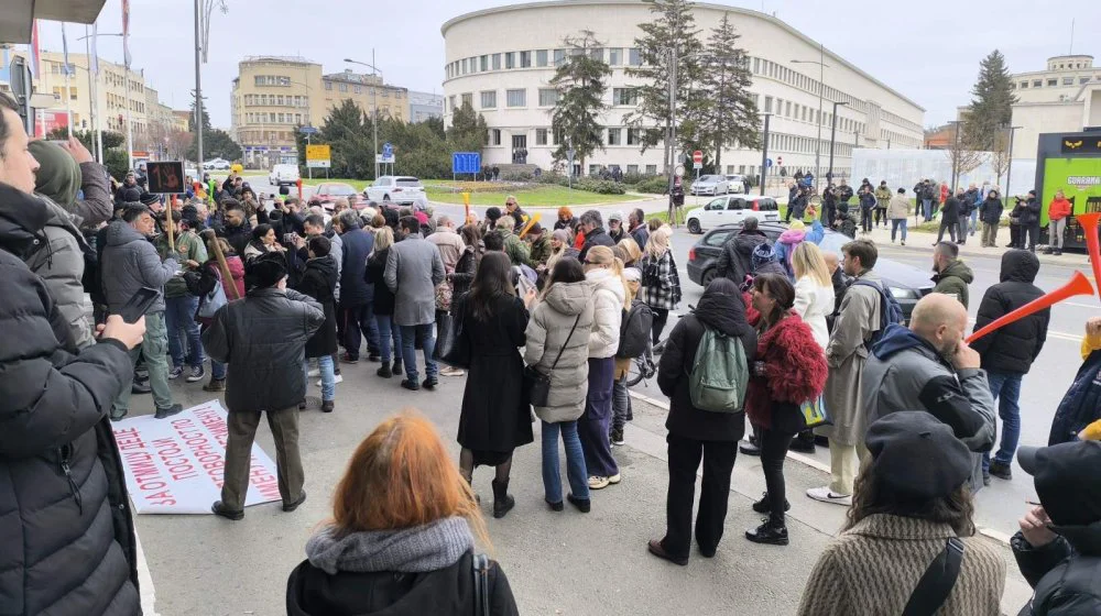 Sednica Skupštine Novog Sada: Građani se okupljaju ispred zgrade, blokirana Ulica Žarka Zrenjanina 8