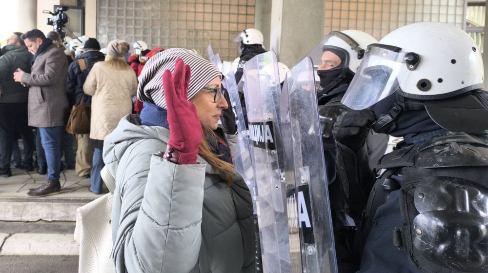 Izglasano poverenje Milanu Đuriću: Građani pokušali da uđu u Skupštinu, bacali vuvuzele na kordon policije (FOTO, VIDEO) 1