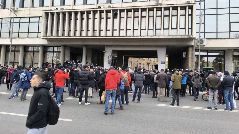 Na drugoj strani nije "bilo ko", već osoba koja je ceo svoj život posvetila politici, političkoj borbi, borbi za vlast 12