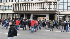 Izglasano poverenje Milanu Đuriću: Građani pokušali da uđu u Skupštinu, bacali vuvuzele na kordon policije (FOTO, VIDEO) 2