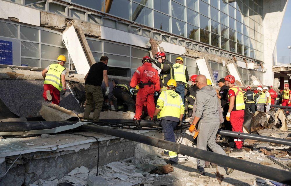 Spasioci posle pada nadstrešnice