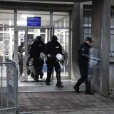 Policija s opremom za razbijanje demonstracija u zgradi RTV-a uoči protesta studenata 2