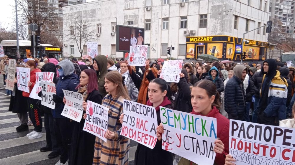 Učenici Zemunske gimnazije u blokadi: Direktorka zaključala glavni ulaz u školu 10