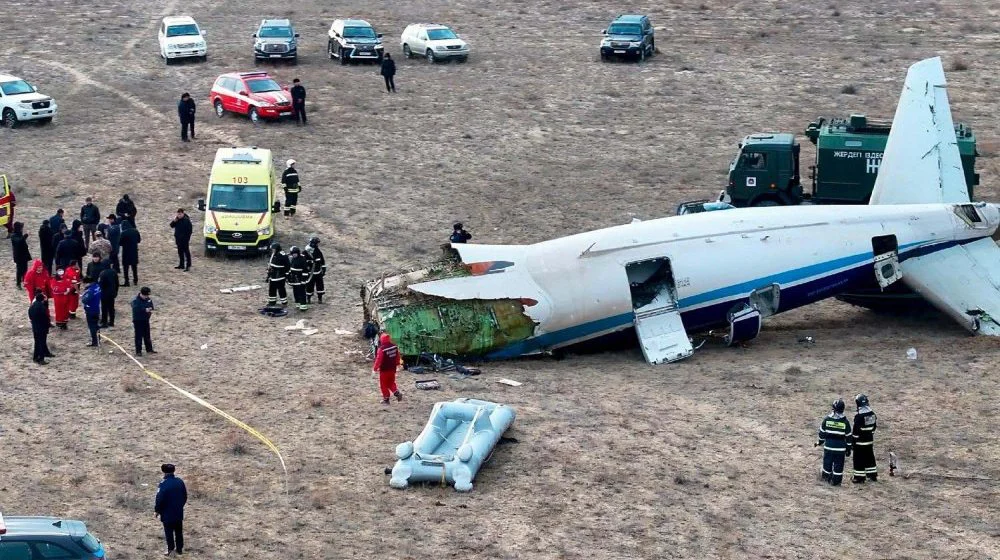 Avion Azerbejdžan Erlajns srušio se u Kazahstanu, u letelici bilo 67 putnika i pet članova posade (VIDEO) 1