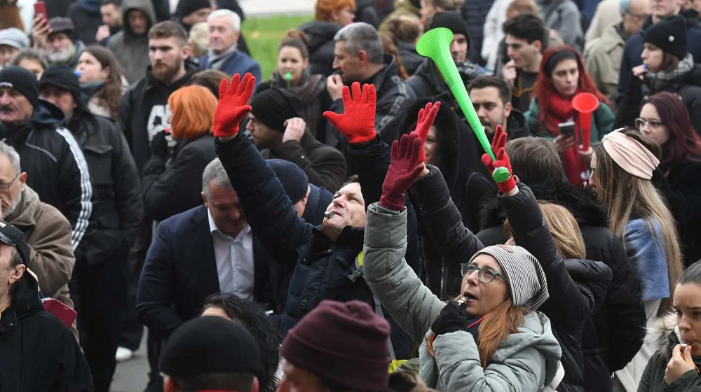 Aktivista Dejan Bagarić zadržan u pritvoru nakon hapšenja na protestu u Novom Sadu 8