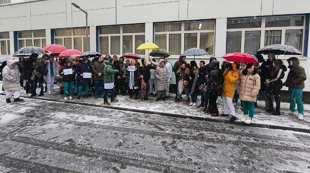 Deo radnika Zdravstvenog centra u Loznici podržao studente i odao počast nastradalima 1