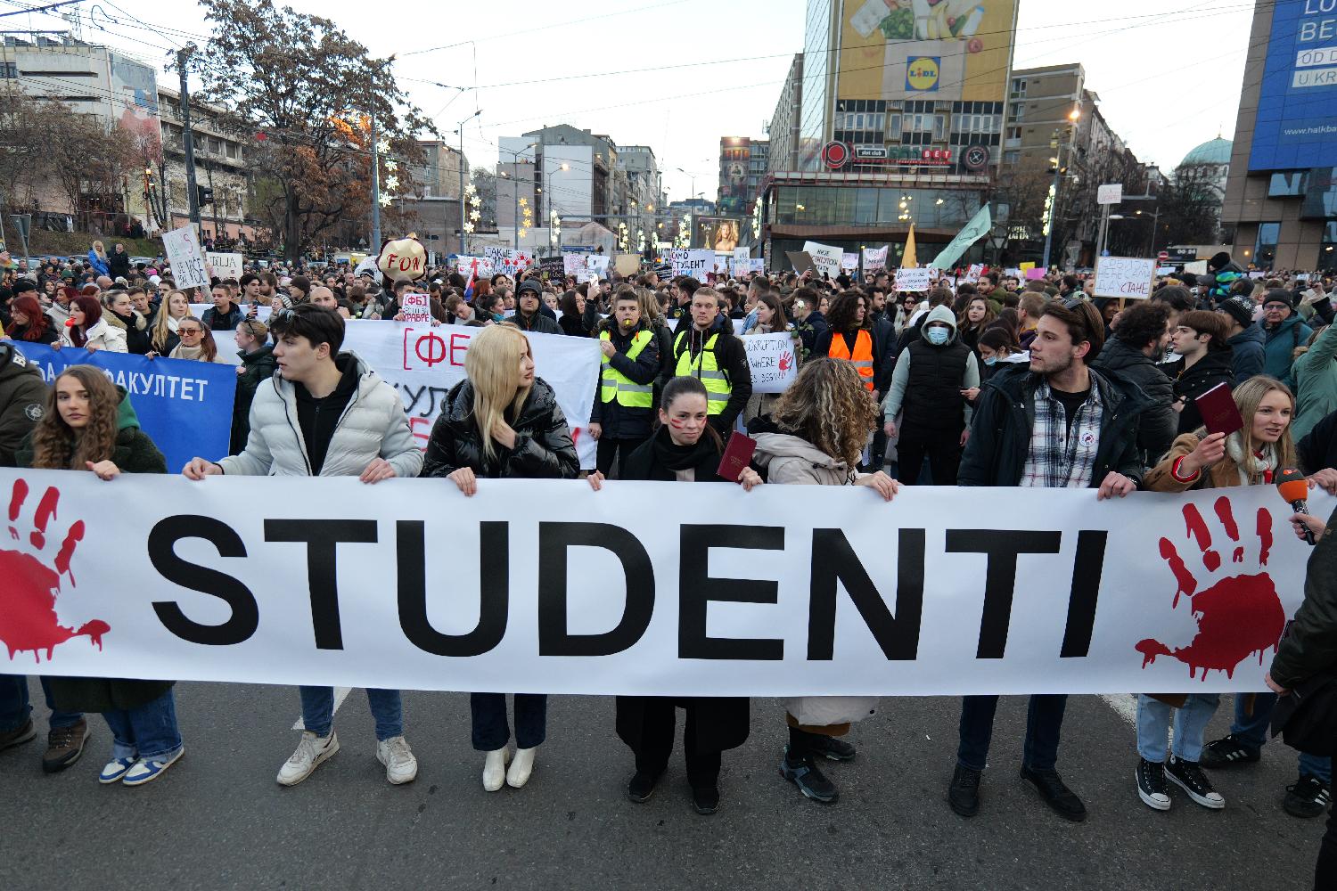 Protest na Slaviji u slikama: Desetine hiljada građana mirno izrazilo nezadovoljstvo (FOTO) 5