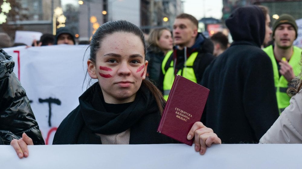 Protest na Slaviji u slikama: Desetine hiljada građana mirno izrazilo nezadovoljstvo (FOTO) 10