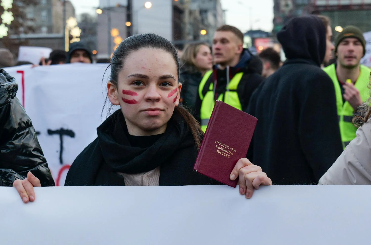 Protest na Slaviji u slikama: Desetine hiljada građana mirno izrazilo nezadovoljstvo (FOTO) 3