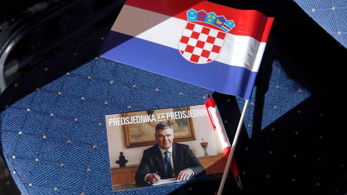 Predizborni materijal aktuelnog predsednika Zorana Milanovića, hrvatska zastavica, hemijska i njegova slika