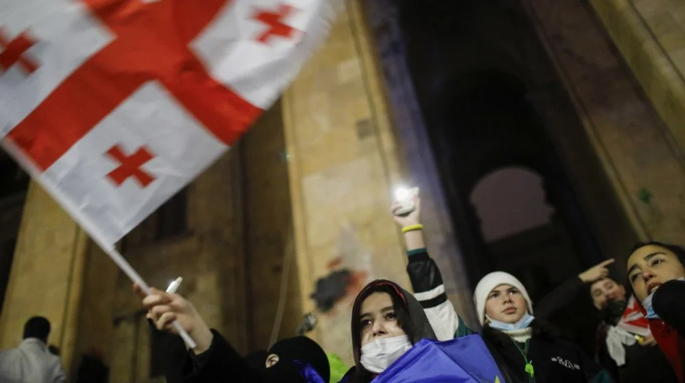 Novinar RSE uhapšen i pretučen tokom protesta u Tbilisiju, tvrdi njegov advokat 9