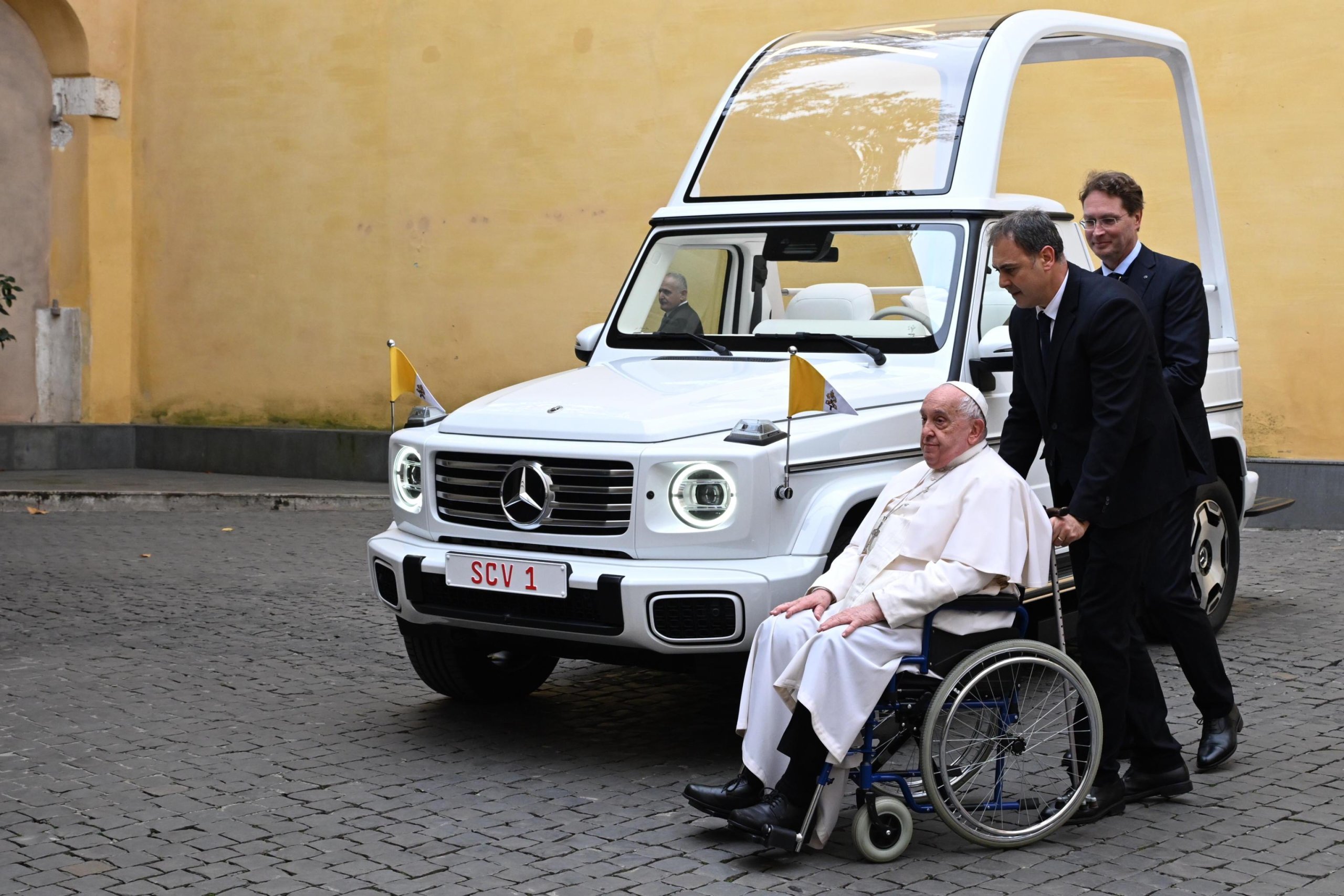 (FOTO) Papa dobio novi papamobil, pogledajte kako izgleda 2