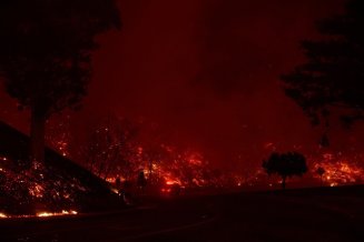 Veliki požar zahvatio Malibu, uništio domove, evakuisano hiljade ljudi (FOTO) 2