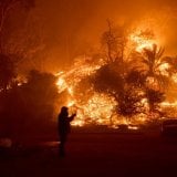 Veliki požar zahvatio Malibu, uništio domove, evakuisano hiljade ljudi (FOTO) 9