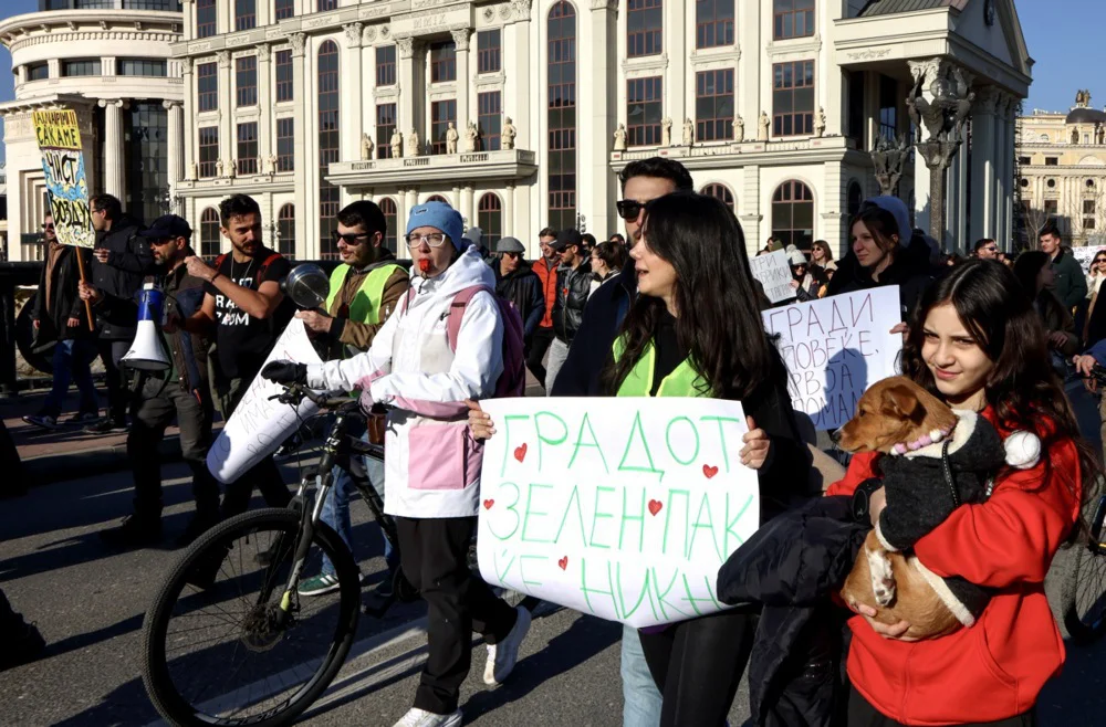 "Vazduh nam je otrov, vlast nam je gluva": U Skoplju održan protestni marš zbog zagađenja, drugi ovog meseca (FOTO) 4