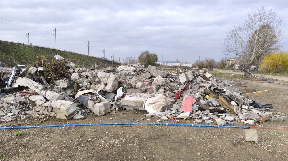 (FOTO, VIDEO) Kako izgleda mesto gde su odložene ruševine nadstrešnice: Situacija na terenu ne odgovara navodima iz tužilaštva 6