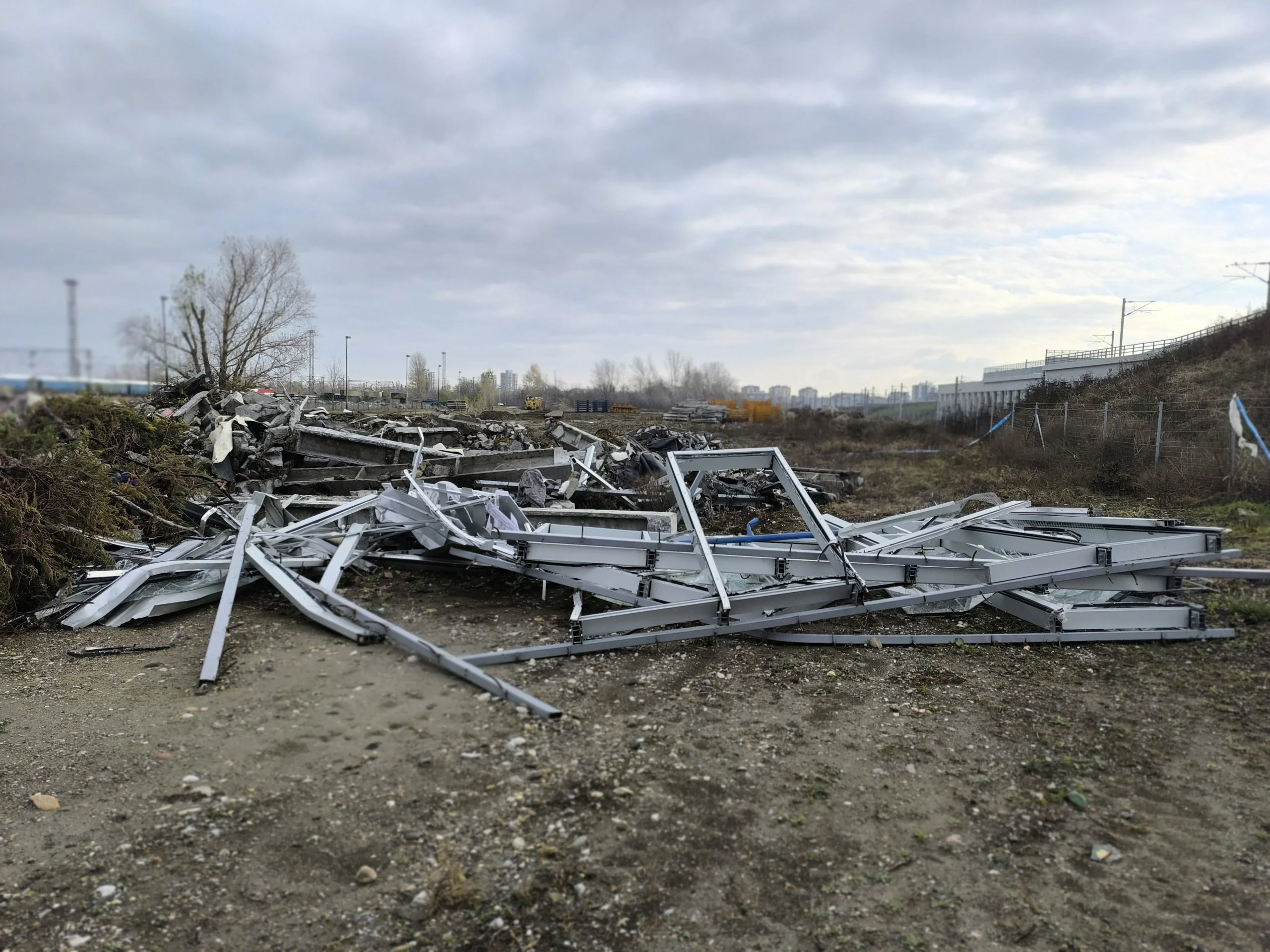 (FOTO, VIDEO) Kako izgleda mesto gde su odložene ruševine nadstrešnice: Situacija na terenu ne odgovara navodima iz tužilaštva 4