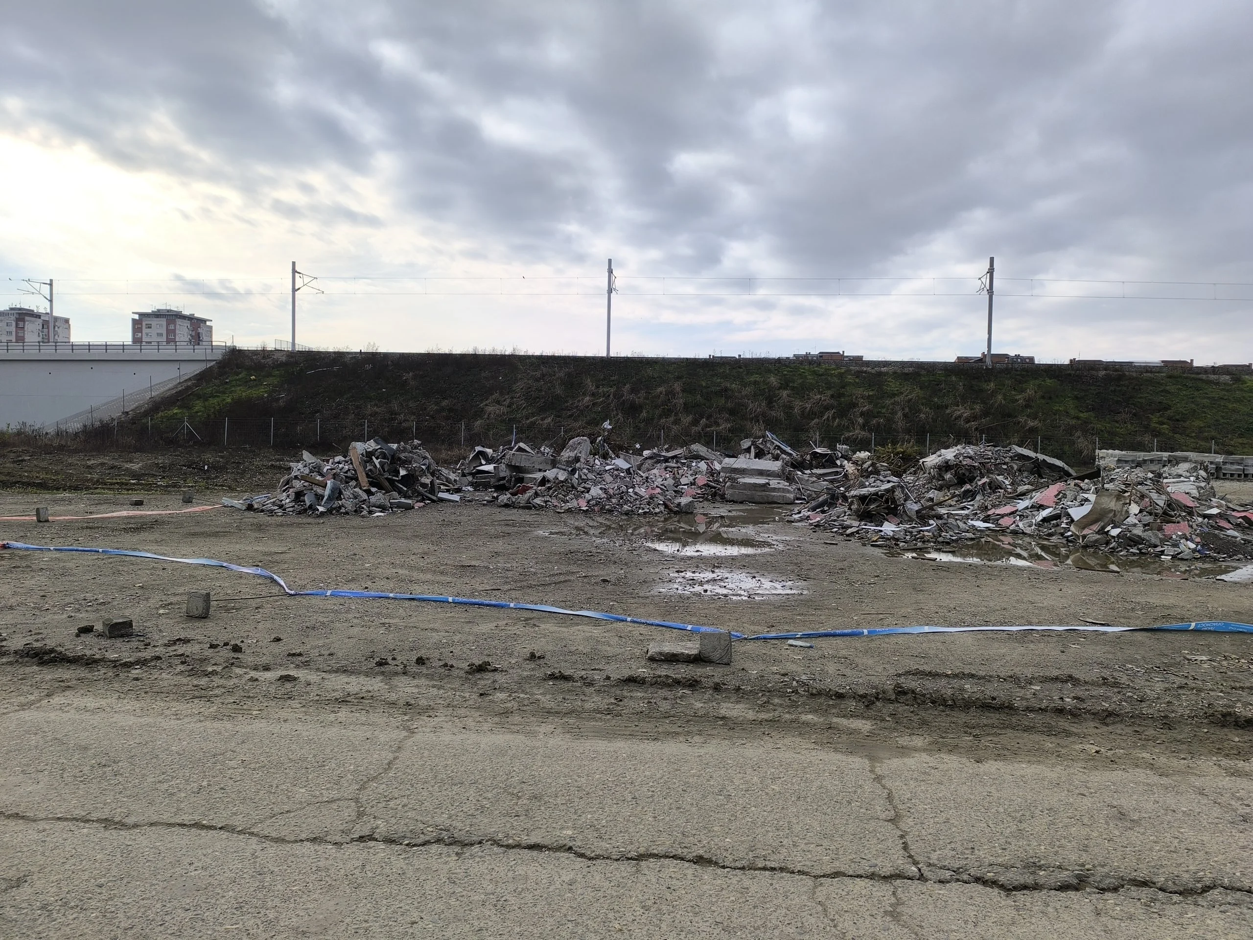 (FOTO, VIDEO) Kako izgleda mesto gde su odložene ruševine nadstrešnice: Situacija na terenu ne odgovara navodima iz tužilaštva 5