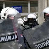 Policija s opremom za razbijanje demonstracija u zgradi RTV-a uoči protesta studenata 6