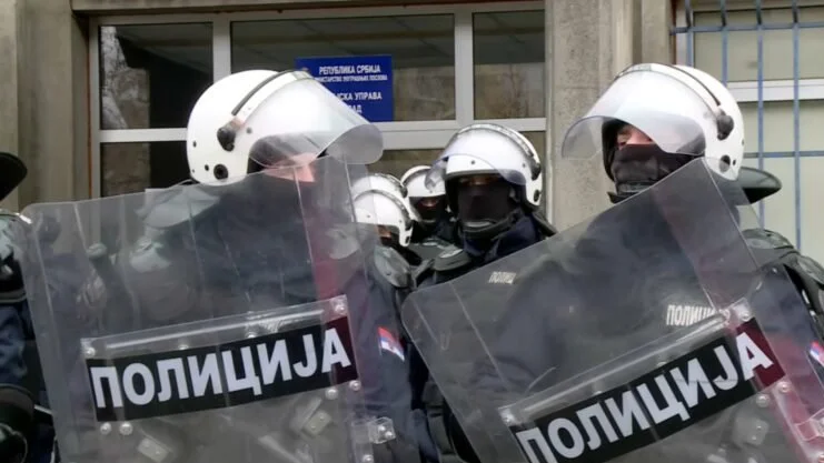 Policija s opremom za razbijanje demonstracija u zgradi RTV-a uoči protesta studenata 8