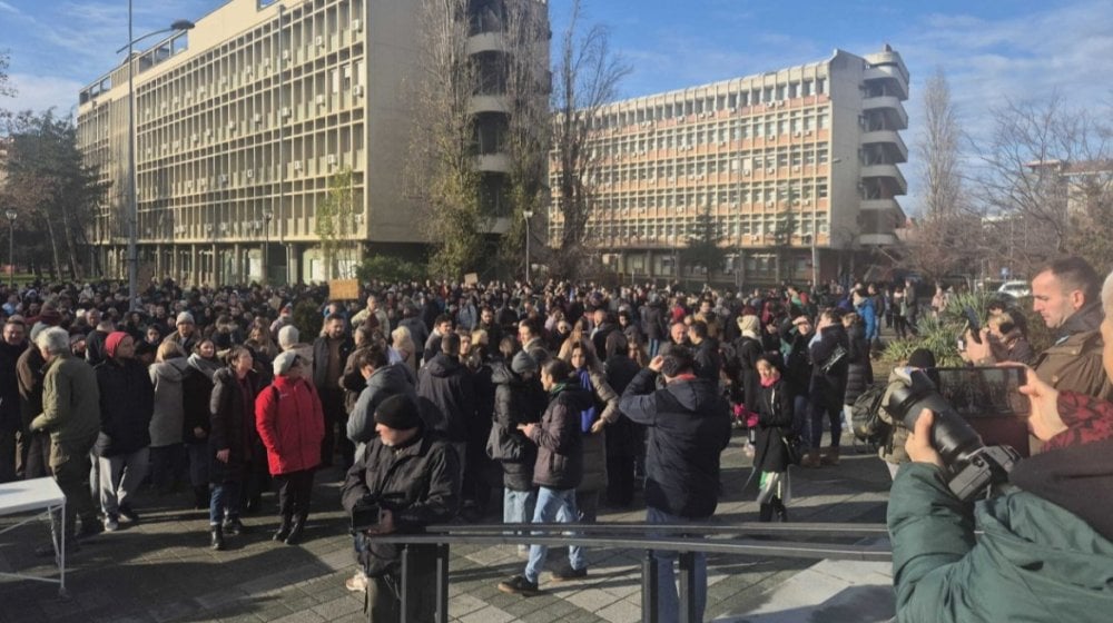 (FOTO/VIDEO) „Mislim, dakle blokiram“: Završen skup podrške studentskim blokadama kod Rektorata u Novom Sadu, oteran provokator, plato ofarban u crveno 1