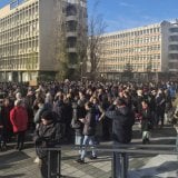 (FOTO/VIDEO) „Mislim, dakle blokiram“: Skup podrške studentskim blokadama kod Rektorata u Novom Sadu 7