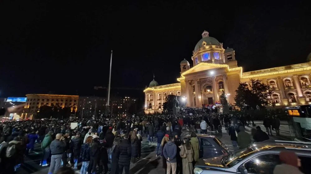 Studenti došli do Skupštine, saobraćaj na Trgu Nikole Pašića zaustavljen 10