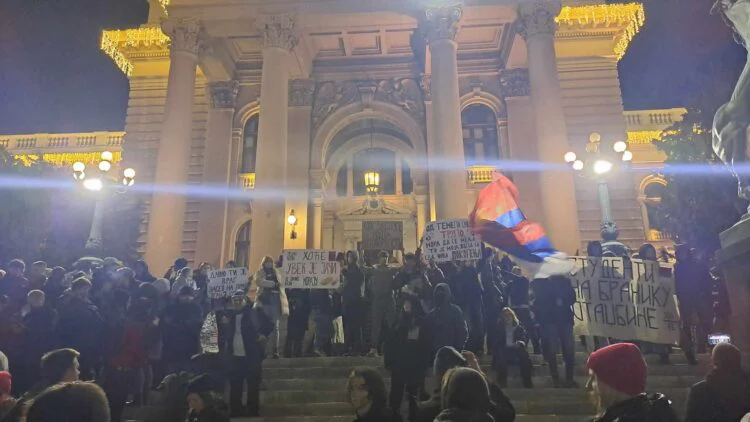 Studenti se razišli i kod Skupštine, saobraćaj na Trgu Nikole Pašića bio na kratko zaustavljen (FOTO) 2