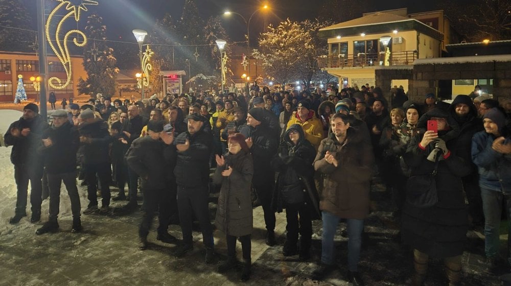 ProGlas u Lučanima: Studenti se narugali kultu ličnosti, poručili mu „nisi nadležan“ 6