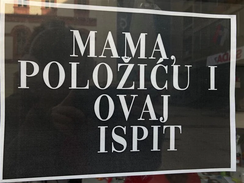 Jedan od transparenata na blokadi fakulteta u Beogradu na kom piše "Mama, položiću i ovaj ispit"