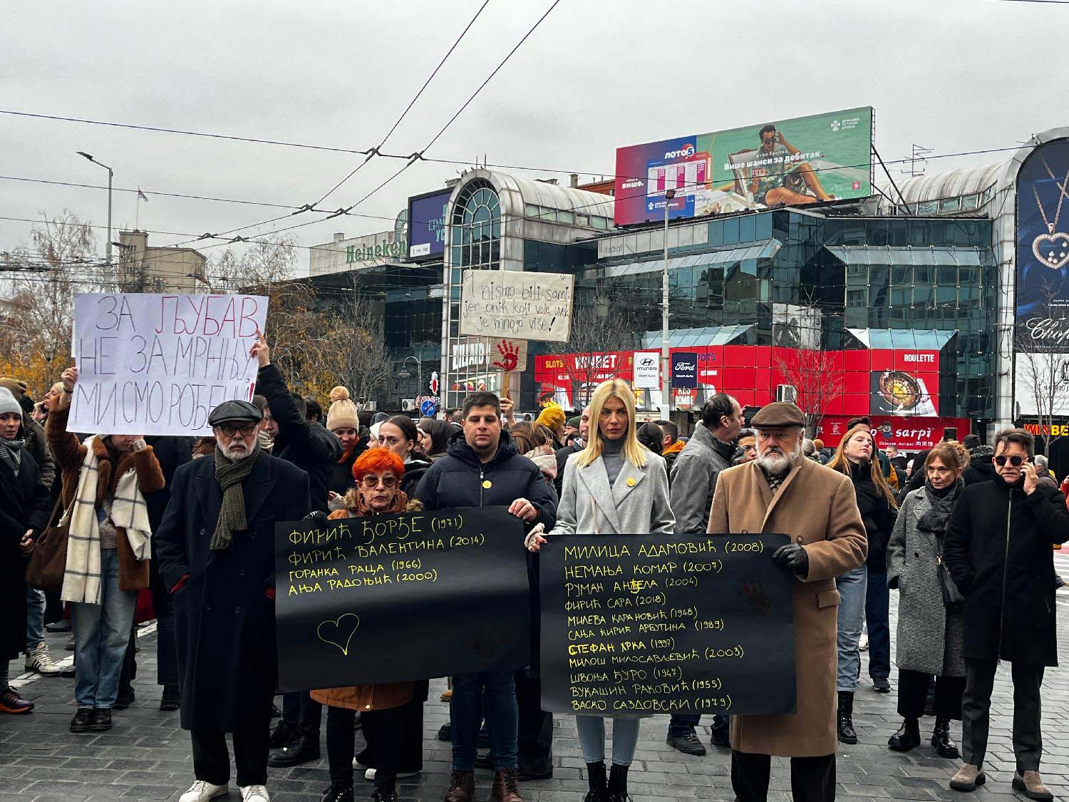 U protestu Zastani Srbijo stajali i poznati glumci, incident sa crnim džipom u Novom Sadu (FOTO/VIDEO) 8