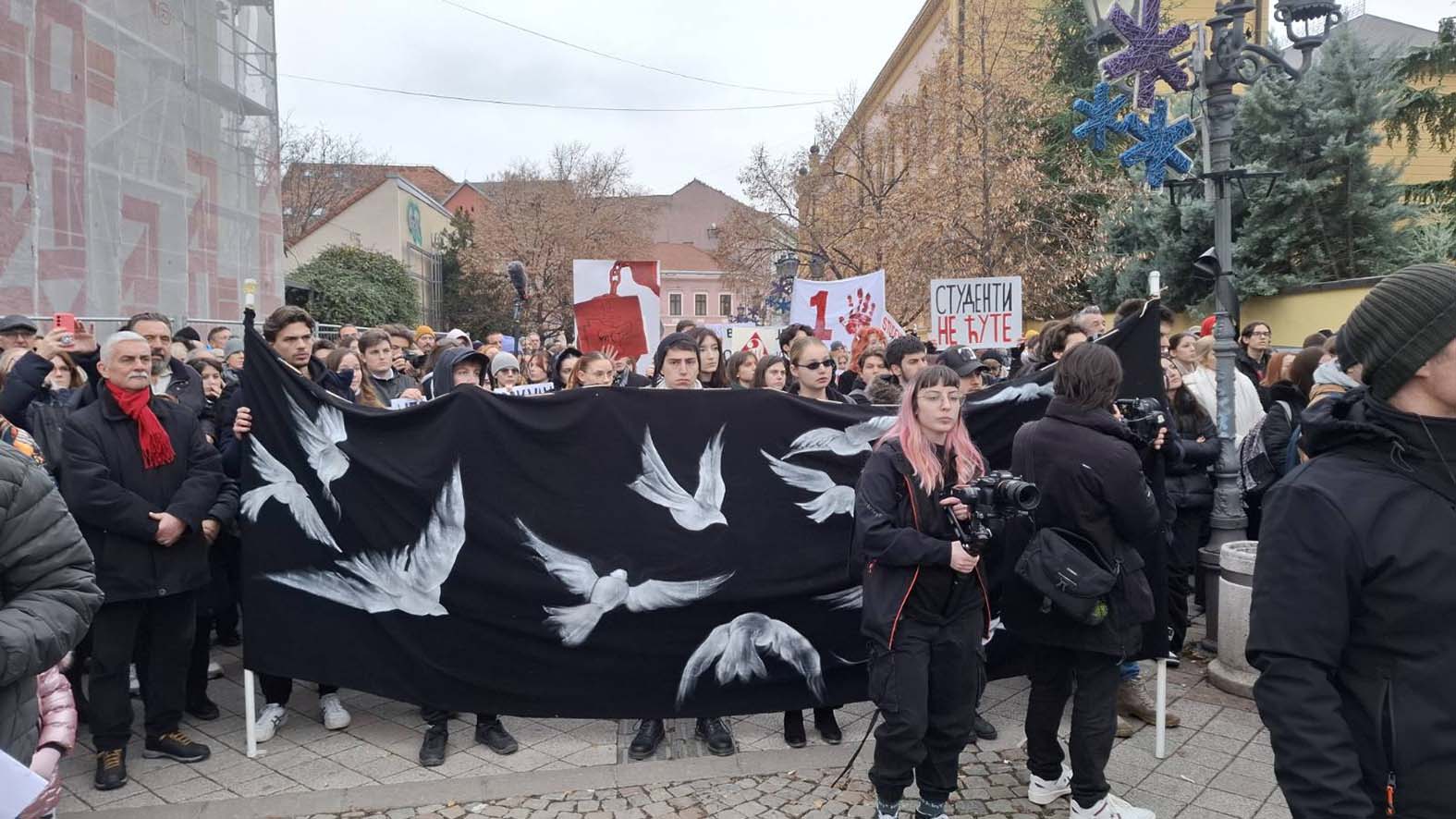 I veliki broj srednjoškolaca učestvovao u akciji "Zastani Srbijo" (FOTO) 7