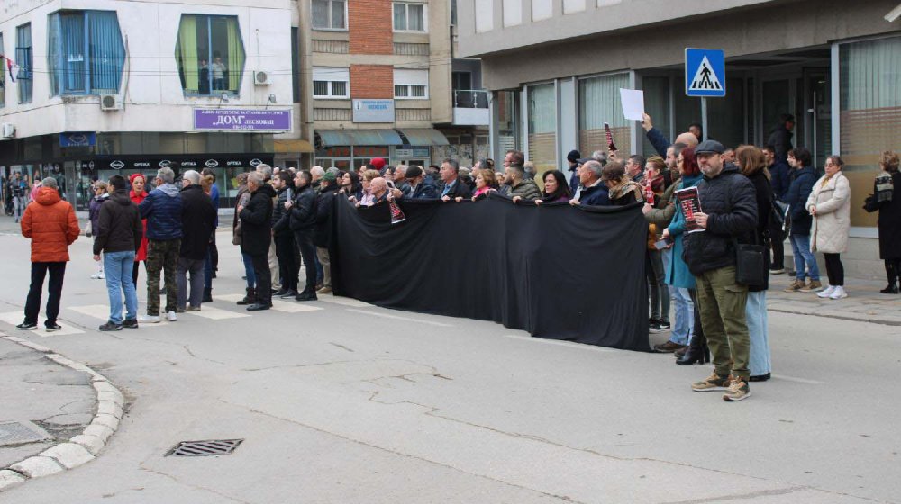 Nekoliko stotina ljudi odalo poštu stradalima u Novom Sadu ispred srpske ambasade u Ljubljani 1