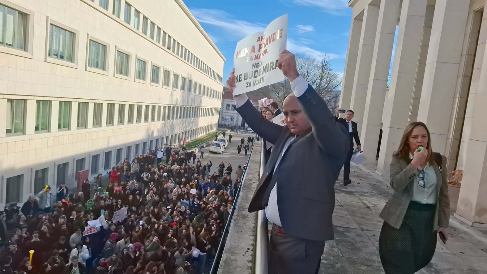 Na sednici Skupštine Vojvodine budžet usvojen bez rasprave: Studenti ispred Jovine gimnazije podržali učenike u blokadi (VIDEO) 3