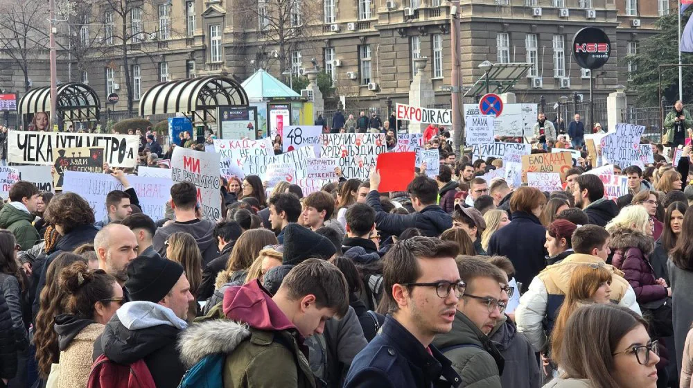 Studenti i gimnazijalci blokirali ulice kod Vukovog spomenika na 15 minuta 8